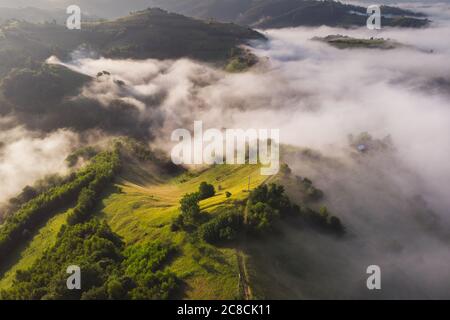 Sommersonnenaufgang im siebenbürgischen Dorf. Luftnebellandschaft in Siebenbürgen, bei Sonnenaufgang Stockfoto