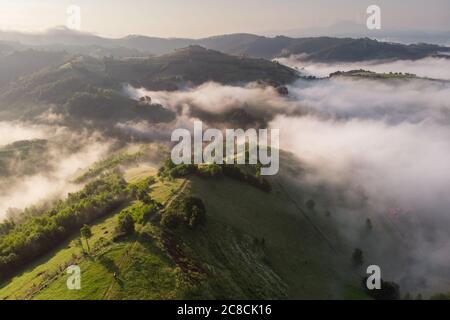 Sommersonnenaufgang im siebenbürgischen Dorf. Luftnebellandschaft in Siebenbürgen, bei Sonnenaufgang Stockfoto