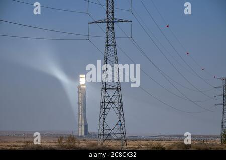 Die ashalim Solar Power Station ist ein solarthermisches Kraftwerk in der Wüste Negev in der Nähe des Kibbuz von Ashalim, in Israel. Die Station wird Stockfoto