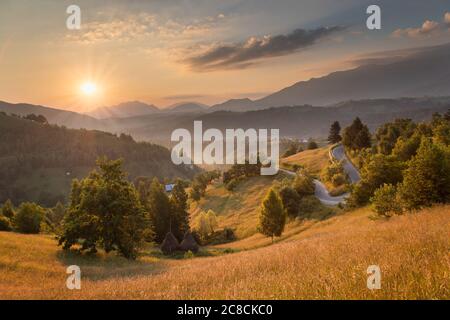 Sommersonnenaufgang im siebenbürgischen Dorf. Luftnebellandschaft in Siebenbürgen, bei Sonnenaufgang Stockfoto