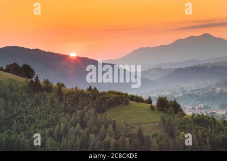 Sommersonnenaufgang im siebenbürgischen Dorf. Luftnebellandschaft in Siebenbürgen, bei Sonnenaufgang Stockfoto