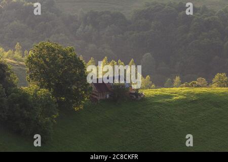 Sommersonnenaufgang im siebenbürgischen Dorf. Luftnebellandschaft in Siebenbürgen, bei Sonnenaufgang Stockfoto