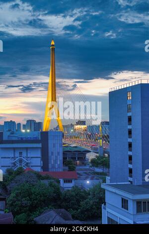 Die 475 m lange Rama VIII. Brücke (Rama 8. Brücke), eine Hängebrücke über den Chao Phraya Fluss in Bangkok, Thailand, beleuchtet in der Dämmerung Stockfoto