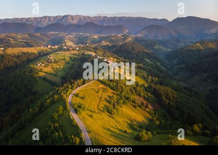 Sommersonnenaufgang im siebenbürgischen Dorf. Luftnebellandschaft in Siebenbürgen, bei Sonnenaufgang Stockfoto
