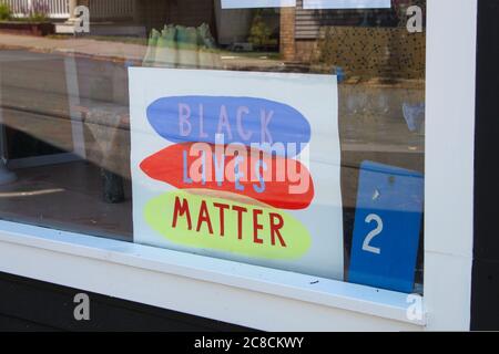 WOODRIDGE, NY, USA - Jun 16, 2020: Lokales Geschäft Yin Spirituelles Zentrum zeigt Schwarze Leben Materie Anmelden Schaufenster in Unterstützung von BLM Stockfoto