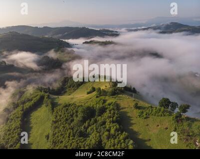 Sommersonnenaufgang im siebenbürgischen Dorf. Luftnebellandschaft in Siebenbürgen, bei Sonnenaufgang Stockfoto