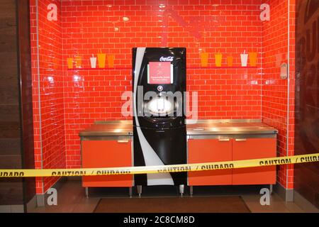 MIDDLETOWN, NY, USA - 13. Jun 2020: Burger King Coca-Cola Soda Verkaufsmaschine wegen der Pandemie-Quarantäne COVID-19 vorübergehend geschlossen Stockfoto