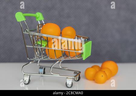 Nahaufnahme. Grüner Warenkorb mit gelben Kirschtomaten. Stockfoto