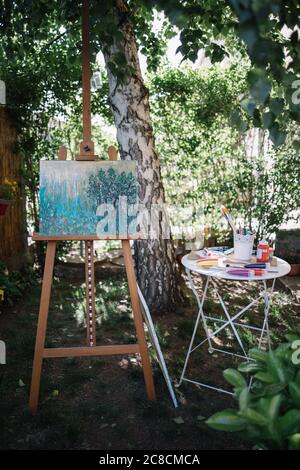 Künstleratelier im Freien mit Pflanzen und Bäumen Stockfoto