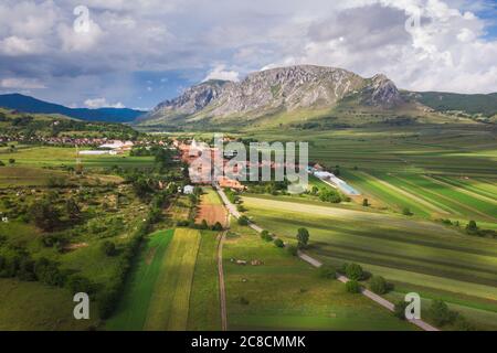 Sommersonnenaufgang im siebenbürgischen Dorf. Luftnebellandschaft in Siebenbürgen, bei Sonnenaufgang Stockfoto