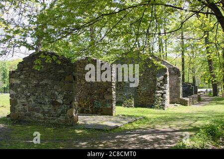 NEWBURGH, NY, VEREINIGTE STAATEN - May 17, 2020: Newburgh, NY / USA - 05/17/2020: Algonquin Park Historical Gun Powder Mill Work Buildings Ruins Stockfoto