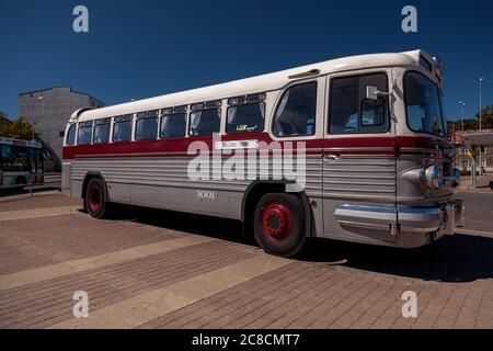 Tallinn, Harju County, Estland, 20. Juli 2020 EIN Retro-Bus steht neben dem Hauptbahnhof. Hochwertige Fotos Stockfoto
