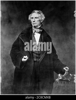 Samuel Finley Breese Morse (1791-1872), amerikanischer Erfinder des Morse-Codes, mit Telegrafenapparat mit Einzeldraht, Porträtaufnahme von Mathew Brady Studio, um 1850 Stockfoto
