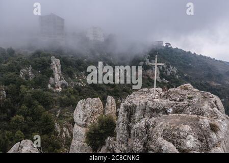 Überqueren Sie einen Felsen im Dorf Blouza, oberhalb des Kadisha-Tals, das auch als Heiliges Tal im Norden des Libanons bezeichnet wird Stockfoto