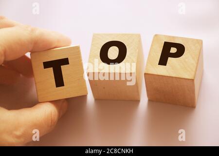 Top Wort auf Holzwürfel mit den Buchstaben. Konzept der Gewinner der Führungsrolle Stockfoto