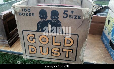 MIDDLETOWN, NY, VEREINIGTE STAATEN - Jul 03, 2020: Middletown, NY / USA - 07/03/2020: Vintage Gold Dust Washing Powder Packaging stellt rassistische Bilder dar, Ex Stockfoto