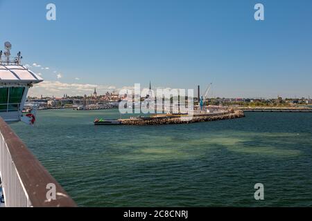Tallinn, Harju County, Estland, 20. Juli 2020 Panorama der Stadt und des Hafens. Hochwertige Fotos Stockfoto