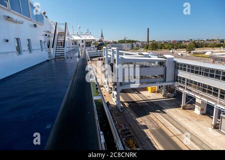 Tallinn, Harju County, Estland, 20. Juli 2020 Panorama der Stadt und des Hafens. Hochwertige Fotos Stockfoto