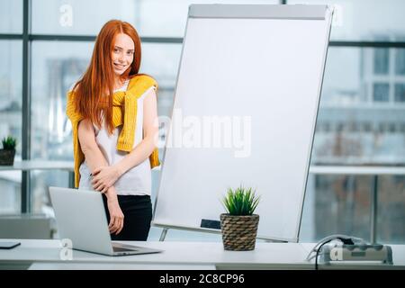 Büro, Geschäft, Menschen und Bildung Konzept - Nahaufnahme der Frau auf Flip Chart zeigen Stockfoto