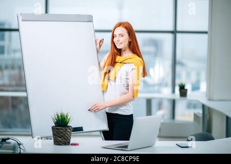 Büro, Geschäft, Menschen und Bildung Konzept - Nahaufnahme der Frau auf Flip Chart zeigen Stockfoto