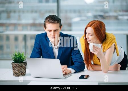 Geschäftsfrau und Geschäftsmann im Büro im Gespräch. Stockfoto