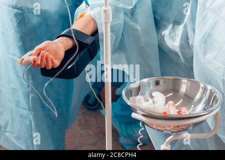 Horizontale Aufnahme einer Patientin auf dem Operationstisch im Operationssaal Team von Chirurgen im Krankenhaus arbeiten Menschen Vitalität Medizin Stockfoto