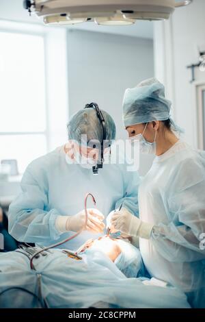 Nahaufnahme von zwei Chirurgen im Operationssaal Stockfoto