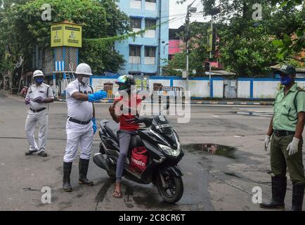 Kalkutta, Indien. Juli 2020. Die Polizeibeamten von Kolkata erkundigen und kontrollieren Motorradfahrer während der zweitägigen Sperre.die Regierung von Westbengalen beschloss, eine Woche lang den Staat zu sperren, um das Aufkommen der Coronavirus-Krankheit (COVID-19) einzudämmen. Nur Personen im Rettungsdienst und Patienten haben die Erlaubnis, zu reisen oder Bewegungen zu machen. Kredit: SOPA Images Limited/Alamy Live Nachrichten Stockfoto