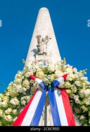 Amsterdam, Niederlande - 5. Mai 2020: Kranz von König Willem Alexander und Königin Maxima aus den Niederlanden am Nationaldenkmal anlässlich der Stockfoto