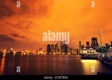 Chicago Navy Pier mit Feuerhimmel Stockfoto