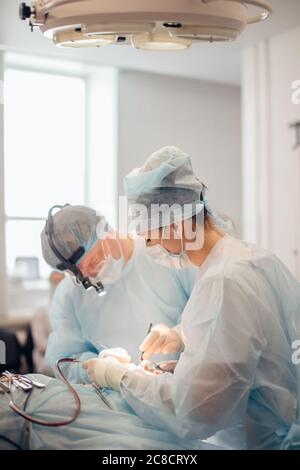 Chirurgie-Team, das plastische Chirurgie an der Nase in einem Operationsraum Stockfoto