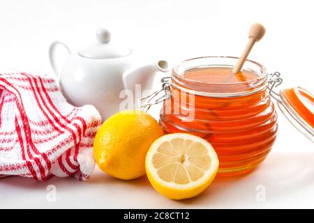Folk natürliches Heilmittel für Grippe und Kälte, stärken Immunität und alternative Medizin Konzept mit Nahaufnahme auf einem Glas Honig mit einem Honig Dipper, frisch Stockfoto