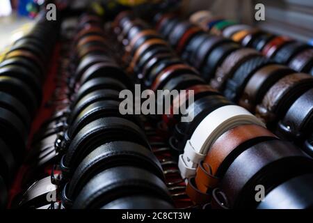 Bekleidungsgeschäft, Regal mit Männer-Taillengurten. Stockfoto