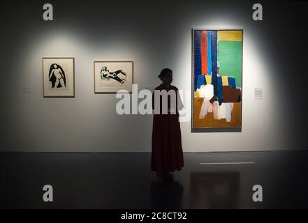 Während der Ausstellung Nicolas de Staël im Museum Centre Pompidou ist ein Mitarbeiter mit Gesichtsmaske zwischen den Gemälden zu sehen.EINE neue Retrospektive über den französischen Maler Nicolas de Staël mit 25 Werken, 9 Gemälden und 16 Papierarbeiten kommt im Museum Pompidou an. Diese Ausstellung wurde vom Präsidenten des französischen Pompidou Museums Serge Lasvignes, dem französischen Botschafter Jean-Michel Casa und dem Bürgermeister der Stadt Málaga, Francisco de la Torre, präsentiert. Die Ausstellung zeigt die Karriere des Künstlers durch seine figurativen und abstrakten Gemälde und Werke und es wird in Malaga vom 23. Juli bis 8. November 2020 zeigen. Stockfoto