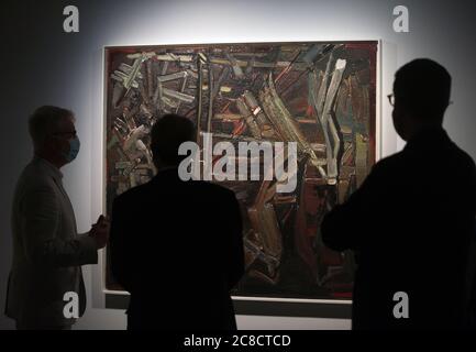 Besucher mit Gesichtsmasken sehen sich während der Ausstellung Nicolas de Staël im Museum Centre Pompidou ein Gemälde an.EINE neue Retrospektive über den französischen Maler Nicolas de Staël mit 25 Werken, 9 Gemälden und 16 Papierarbeiten kommt im Museum Pompidou an. Diese Ausstellung wurde vom Präsidenten des französischen Pompidou Museums Serge Lasvignes, dem französischen Botschafter Jean-Michel Casa und dem Bürgermeister der Stadt Málaga, Francisco de la Torre, präsentiert. Die Ausstellung zeigt die Karriere des Künstlers durch seine figurativen und abstrakten Gemälde und Werke und es wird in Malaga vom 23. Juli bis 8. November 2020 zeigen. Stockfoto