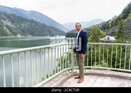 Lenggries, Deutschland. Juli 2020. Der bayerische Umweltminister Thorsten Glauber (Freie Wähler) ist bei einer Pressekonferenz zur Freigabe einer neuen hydraulischen Stahlkonstruktion am Sylvenstein-Stausee. Verschiedene Maßnahmen rund um die tiefen Ausläufe des Stausees werden den Betrieb bei hoch- und Niedrigwasser entlang der Isar von Bad Tölz über München bis in den Donauraum Niederbayern verbessern. Nach einer Bauzeit von rund fünf Jahren sind die Bauarbeiten mit einem Finanzvolumen im zweistelligen Millionenbereich abgeschlossen. Quelle: Matthias Balk/dpa/Alamy Live News Stockfoto