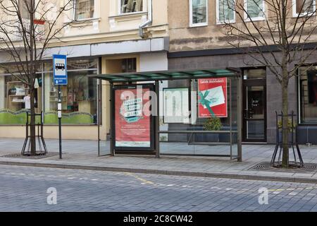 VILNIUS, LITAUEN - 07. JANUAR 2018: Die leere Bushaltestelle des Unabhängigkeits- und Freiheitsplatzes im Zentrum der alten europäischen Hauptstadt auf Gedim Stockfoto