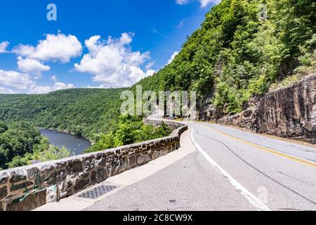 Die malerische New York State Route 97 am hellen Sommertag in den Catskill Mountains Stockfoto