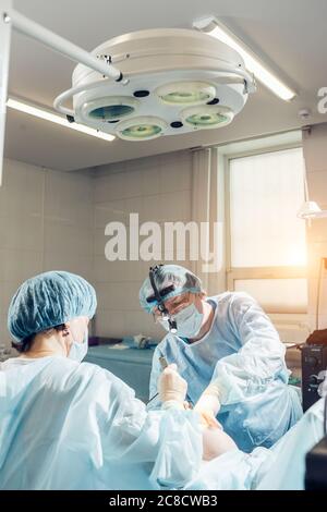 OP-Team, die in einem OP-Raum Stockfoto