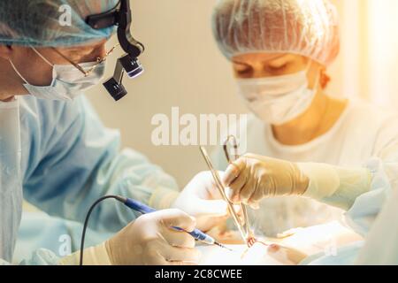 zwei Chirurgen bei der Arbeit im OP-Saal. Nahaufnahme Stockfoto