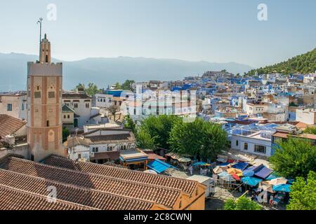 CHEFCHAOUEN, MAROKKO - 31. Aug 2018: Teil der Medina von Chefchaouen, der Altstadt, mit blauen Gebäuden und Türen, in den Rif Bergen. Stadttouri Stockfoto