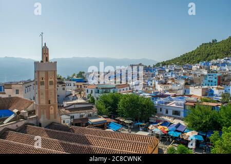 CHEFCHAOUEN, MAROKKO - 31. Aug 2018: Teil der Medina von Chefchaouen, der Altstadt, mit blauen Gebäuden und Türen, in den Rif Bergen. Stadttouri Stockfoto