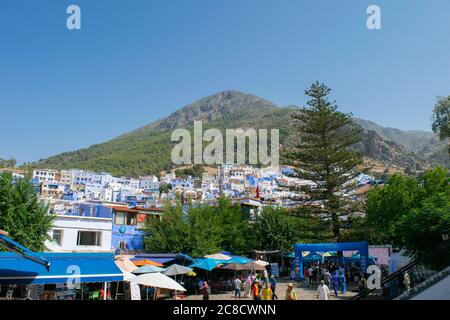 CHEFCHAOUEN, MAROKKO - 31. Aug 2018: Teil der Medina von Chefchaouen, der Altstadt, mit blauen Gebäuden und Türen, in den Rif Bergen. Stadttouri Stockfoto