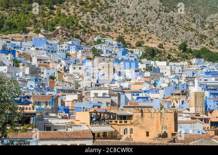 CHEFCHAOUEN, MAROKKO - 31. Aug 2018: Teil der Medina von Chefchaouen, der Altstadt, mit blauen Gebäuden und Türen, in den Rif Bergen. Stadttouri Stockfoto