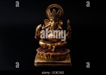 Happy Diwali, göttliche Segnung und spirituelle Harmonie konzeptionelle Idee mit Ganesh der hindu-Halbelefanten gott der Anfänge in Meditation Pose isoliert auf Stockfoto