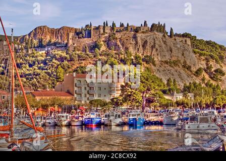 Das Fischerdorf Cassis in der Provence: Der Hafen und die Zitadelle Stockfoto