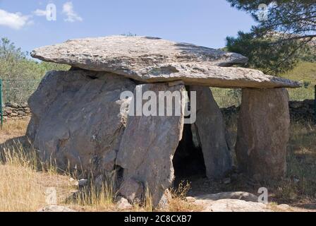 Rosen in Spanien: Die Dolmen la Creu d'en Cobertella Stockfoto