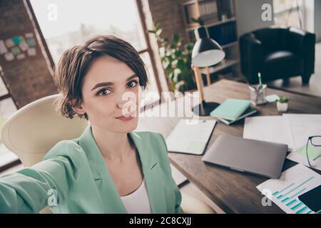 Nahaufnahme Foto von selbstbewussten Hause arbeiten Mädchen Vermarkter ceo Agent machen Selfie Aufnahme Startup Entwicklung Seminar tragen Blazer Jacke Sessel sitzen Stockfoto