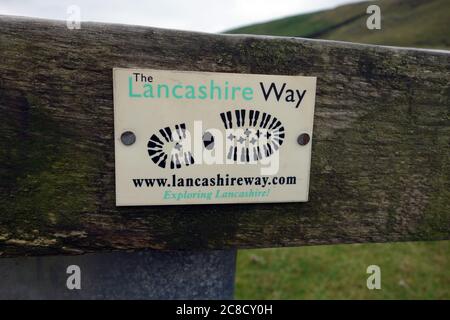 Schild für den Lancashire Weg Teil des von Pendle Weg Fußweg auf einem hölzernen Stile durch Upper Ogden Reservoir auf dem Weg nach oben Pendle Hill von Gerste, Stockfoto