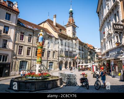 Lausanne Schweiz , 25. Juni 2020 : Place de la Palud oder Palud mit dem berühmten Brunnen Justice und dem Lausanner Rathaus in Lausanne Schweiz Stockfoto